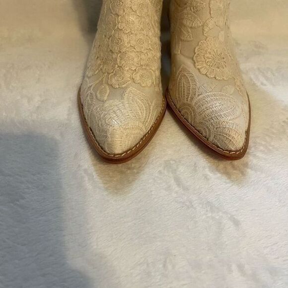 MOMO NEW YORK SHORT CREAM ACE EMBROIDERED BOOTS NADY - Picture 7 of 11